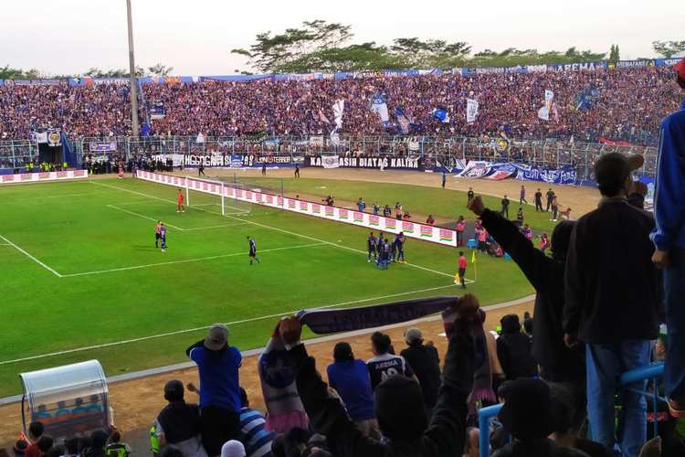 Suasana Aremania saat merayakan gol Singo Edan di Stadion Kanjuruhan. (deny rahmawan)