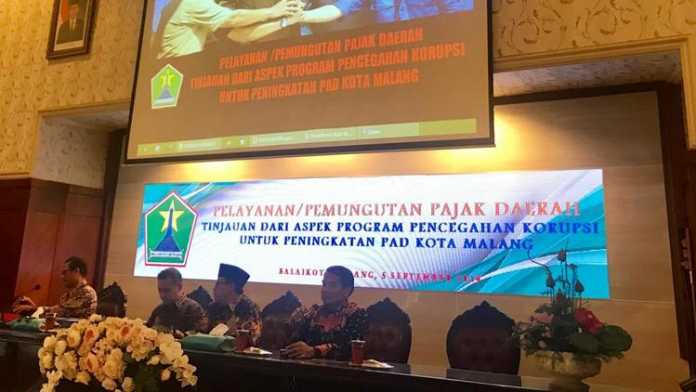 Kepala BP2D Kota Malang, Ir H Ade Herawanto MT saat paparan di hadapan Tim Korsupgah KPK RI Wilayah VI di Ruang Sidang Balai Kota Malang. (Istimewa)