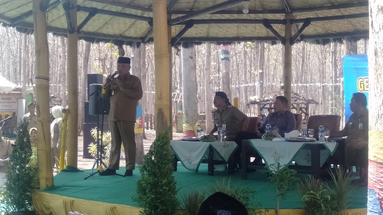 Bupati Malang HM Sanusi, saat memberi sambutan di Jaten Park Kebonsari. (Toski D)