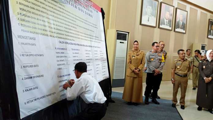 Salah satu cakades saat menandatangani deklarasi Pilkades damai di Graha Pancasila, Balai Kota Among Tani, Senin (30/9). (Ayun/MVoice)