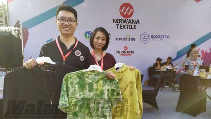Direktur Nirwana Textile, Alex Ferdian Santoso menunjukkan inovasi produk baru. (deny rahmawan)