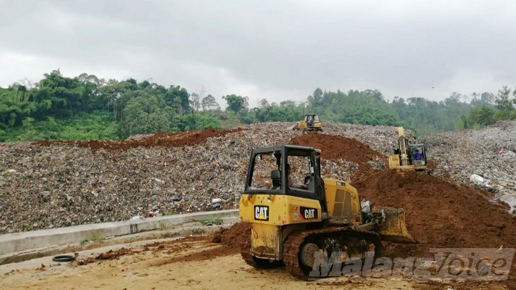 Gunungan sampah di TPA Tlekung Kota Batu (Ayun/MVoice)