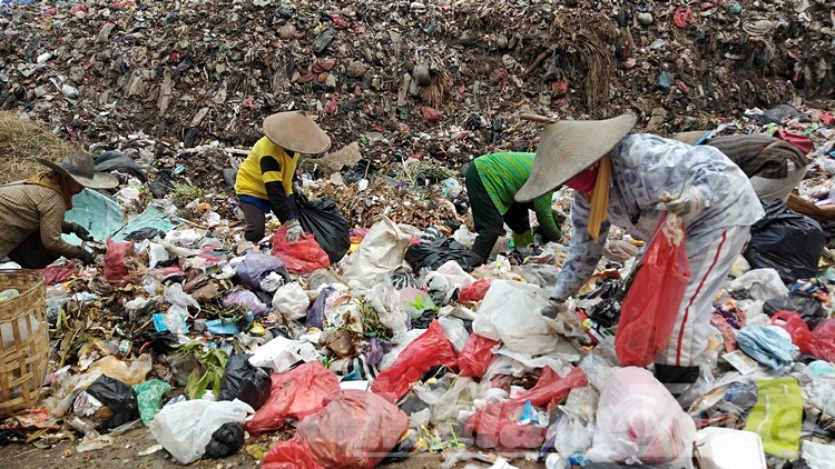 Gunungan sampah yang ada di TPA Tlekung, Kamis (26/9). (Ayun/MVoice)