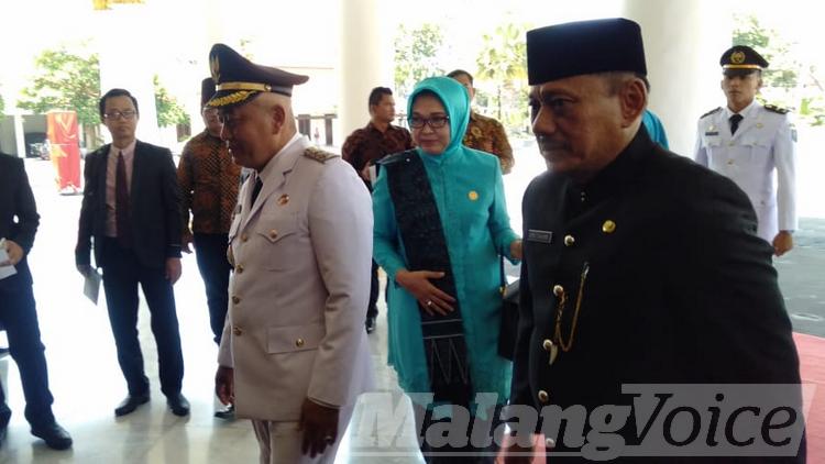 HM Sanusi didampingi istri saat berjalan menuju ruang rapat Wilwatikta, di Gedung Negara Grahadi, Surabaya. (Toski D)