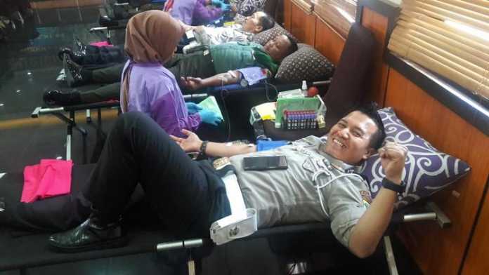Kasatlantas Polres Malang Kota AKP Ari Galang Saputra mendonorkan darahnya. (Istimewa)