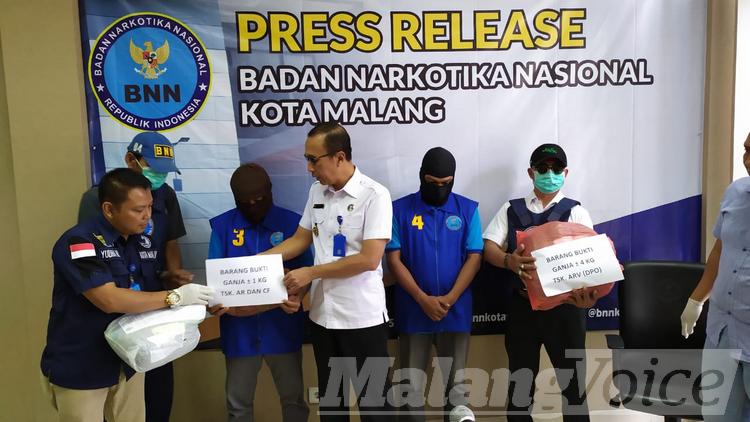 Kepala BNN Kota Malang AKBP Agoes Irianto bersama dua pelaku pengedar ganja. (deny rahmawan)