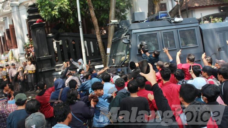 Kericuhan sempat mewarnai aksi unjuk rasa mahasiswa Jilid II di depan gedung DPRD Kota Malang, Selasa lalu (24/9). (Aziz Ramadani MVoice)