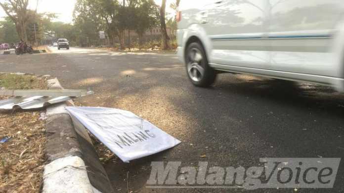 Kondisi jalan Jalibar yang dipenuhi sampah usai pelaksanaan Kirab Budaya. (Toski D).