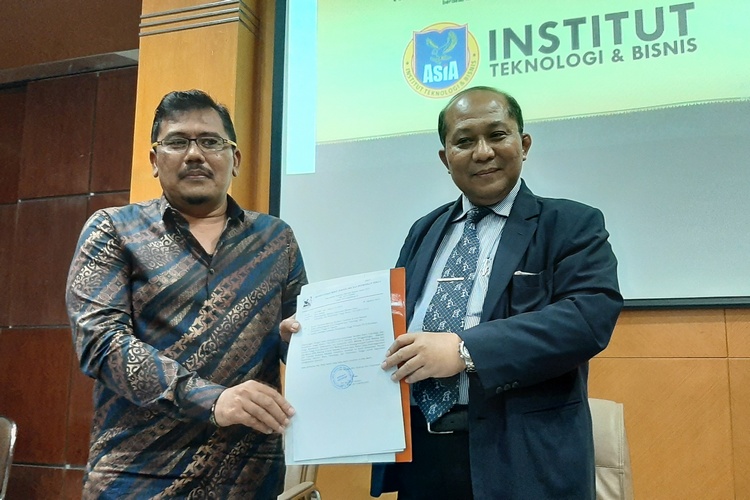 LL Dikti Jatim memberikan SK penggabungan STIE Asia dan STMIK Asia kepada Sementara itu, Ketua Yayasan Wahana Edukasi Cendikia Malang. (Lisdya)