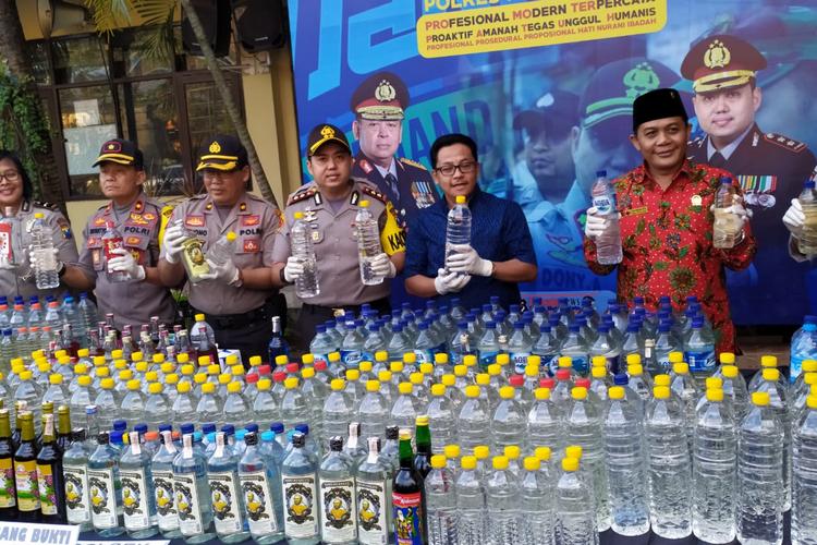 Ribuan miras ilegal yang diamankan polisi di Mapolres Malang Kota. (deny rahmawan)