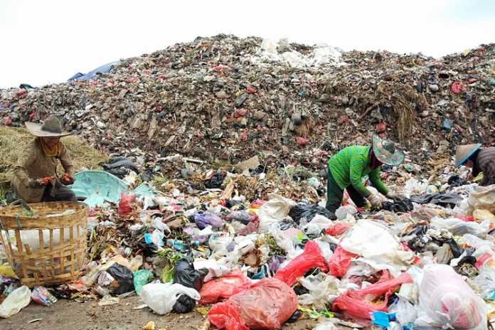 Pemulung saat memilah sampah di TPA Tlekung, Kota Batu, Kamis (26/9). (Foto: Ayun/MVoice)