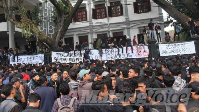 Penampakan berbagai poster protes demonstran di gedung DPRD Kota Malang, Senin (23/9). (Aziz Ramadani MVoice)