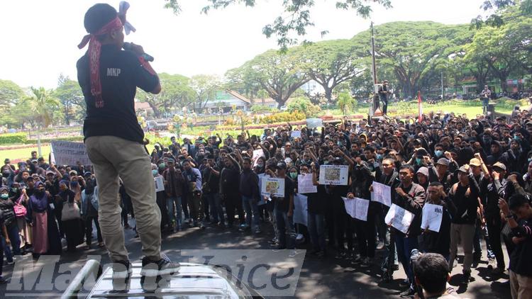 Penampakan demo massa berbaju hitam di depan gedung DPRD Kota Malang, Senin (30/9). (Aziz Ramadani MVoice)
