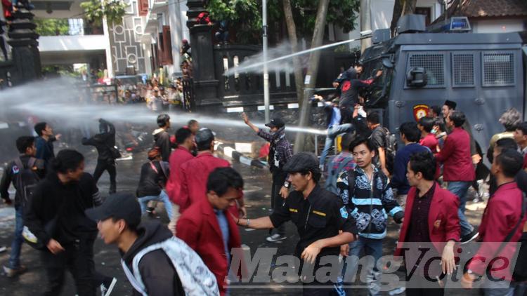 Penampakan kericuhan demonstrasi di depan gedung DPRD Kota Malang, Selasa (24/9).