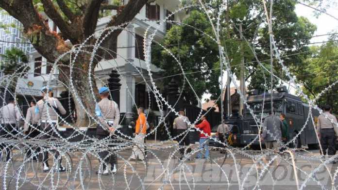 Penampakan pagar kawat berduri di depan gedung DPRD Kota Malang, Kamis (26/9). (Aziz Ramadani MVoice)