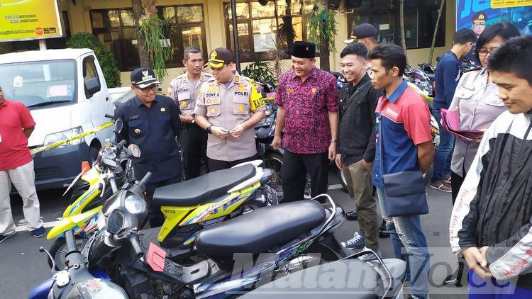 Proses pengembalian barang bukti motor kepada korban di Polres Malang Kota. (deny rahmawan)