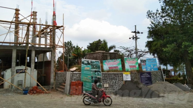 Proses pengerjaan pembangunan sarana dan prasarana kamar mandi di rest area Tulungrejo, Kota Batu (Ayun/MVoice)