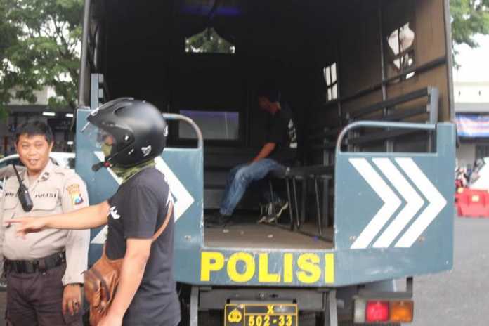 Beberapa pelajar diamankan polisi, Kamis (26/9). (Aziz Ramadani MVoice)
