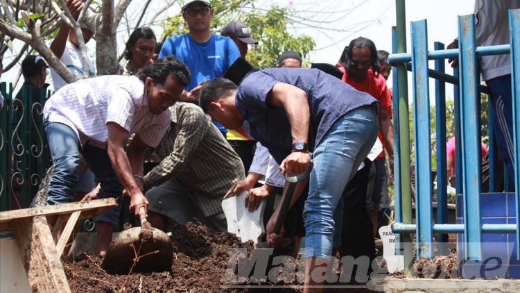Suasana pemakaman salah satu korban diduga akibat miras oplosan di TPU Mojolangu, Selasa (17/9). (Aziz Ramadani MVoice)