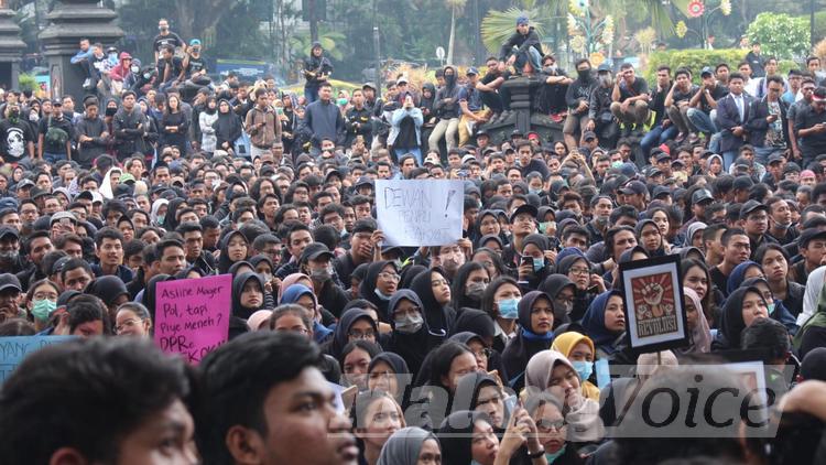 Suasana demonstrasi di depan gedung DPRD Kota Malang, Senin (23/9). (Aziz Ramadani MVoice)