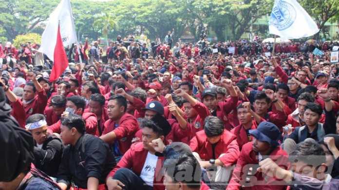 Suasana demonstrasi mahasiswa Jilid II di depan gedung DPRD Kota Malang, Selasa (24/9). (Aziz Ramadani MVoice)