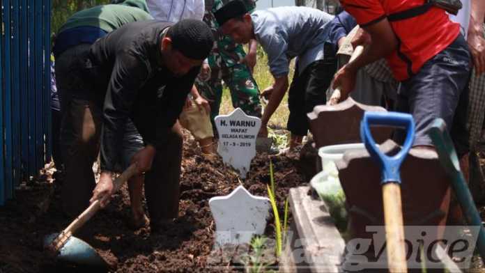 Suasana pemakaman Warnu korban diduga miras oplosan di TPU Kelurahan Mojolangu, Selasa (17/9). (Aziz Ramadani MVoice)