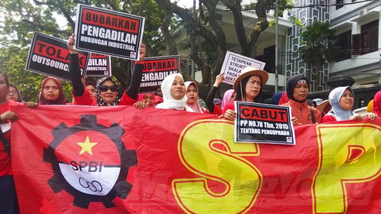 Suasana demonstrasi massa SPBI di depan Balai Kota Malang, Selasa (3/9). (Aziz Ramadani MVoice)