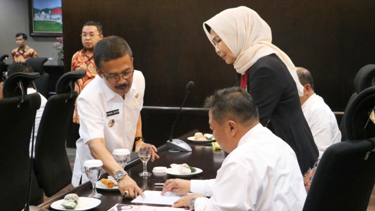 Suasana keberlangsungan ujian tulis bakal calon Kades di Balai Kota Among Tani, Rabu (4/9).