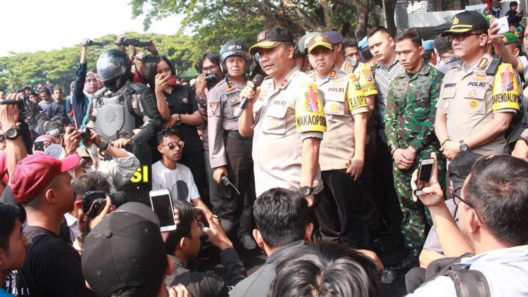 Wakapolda Jatim berdialog dengan demonstran di depan Gedung DPRD Kota Malang.