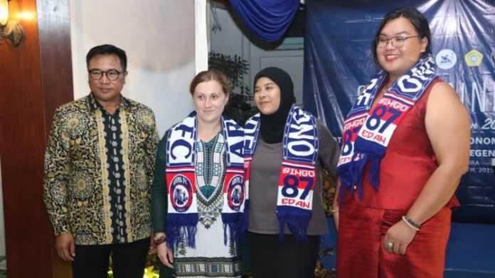Wakil Wali Kota Malang Sofyan Edi bersama beberapa mahasiswa asing di Balai Kota Malang, Jumat (13/9). (Humas Pemkot Malang)