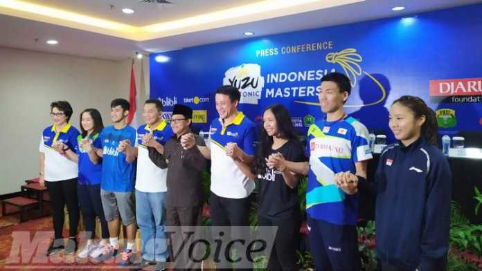 Wali Kota Malang, Sutiaji, bersama panitia dan pemain Yuzu Indonesia Masters 2019. (deny rahmawan)