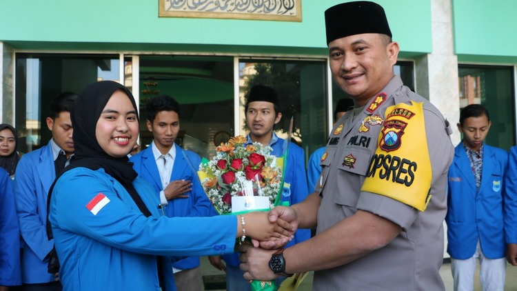 Kapolres Malang AKBP Yade Setiawan Ujung ketika menerima bunga dari perwakilan PC PMII Kabupaten Malang. (Istimewa/Humas).