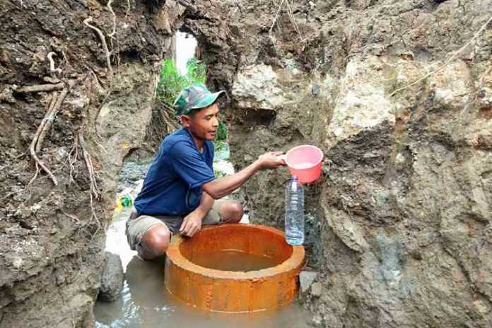 Warga saat mengambil air di Sumber air panas Nyi Sindu yang terletak di Desa Sumberejo, Kota Batu (Foto: Ayun/MVoice)