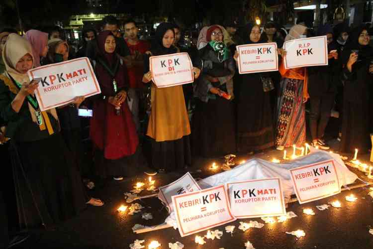 Aksi damai menolak RUU KPK, Kamis malam (19/9). (Aziz Ramadani MVoice)