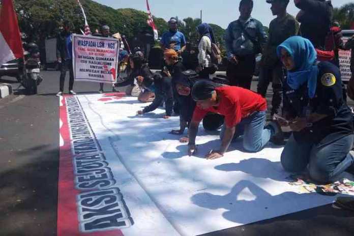 Massa Solid menggelar aksi sejuta tanda tangan untuk Papua di depan Balai Kota Malang, Rabu (4/9). (Aziz Ramadani MVoice)