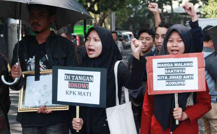 Aliansi Masyarakat Anti Korupsi Malang berunjuk rasa di depan DPRD Kota Malang, Rabu (18/9). (Aziz Ramadani MVoice)