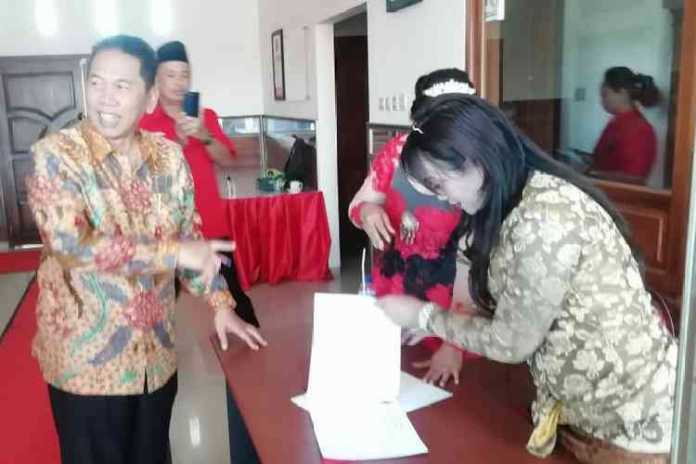 Sekda Kabupaten Malang, Didik Budi Muljono saat mengisi daftar hadir di kantor FPC PDIP Kabupaten Malang. (Toski D).