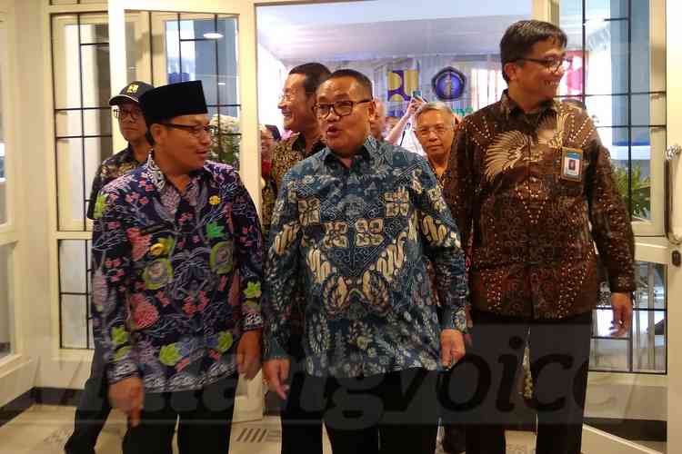 Direktur Jenderal Penyediaan Perumahan, Wali Kota Malang beserta Rektor UB saat meresmikan Rusunawa III Griya Kertabhumi. (Lisdya)