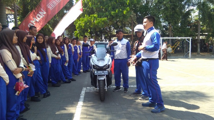 MPM Beri Edukasi Safety Riding pada SMK Telkom Malang