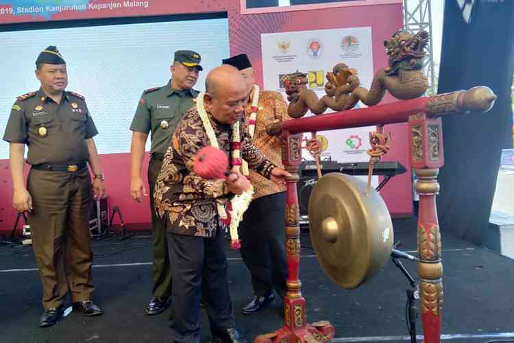 Dirjen Perdagangan Dalam Negeri Kementerian Perdagangan RI, Suhanto saat memukul gong sebagai tanda dibukanya Malang Kabupaten Expo 2019. (Toski D)