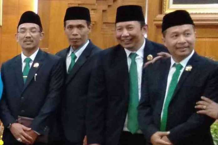 Kuncoro alias KC (dua dari kiri) saat foto bersama di Gedung Negara Grahadi Surabaya (istimewa)