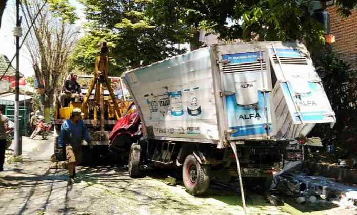 Kondisi truk saat kecelakaan di Jalan Arum Dalu, Dusun Songgoriti Kota Batu, Rabu (4/9).
