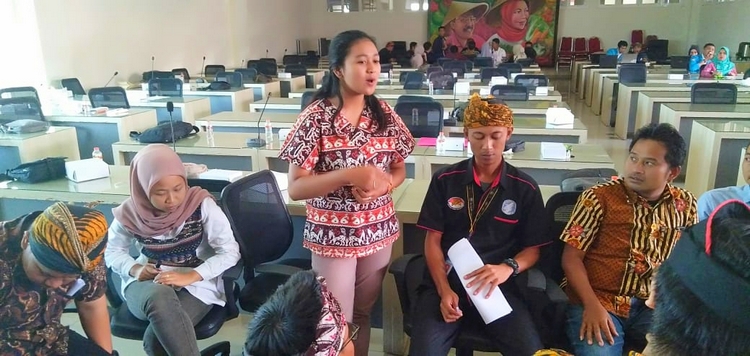 Salah satu peserta saat memberikan pemaparan dalam Bimtek peningkatan kualitas SDM pemandu wisata yang berlangsung di Balai Kota Among Tani, Kota Batu, Selasa (24/9).