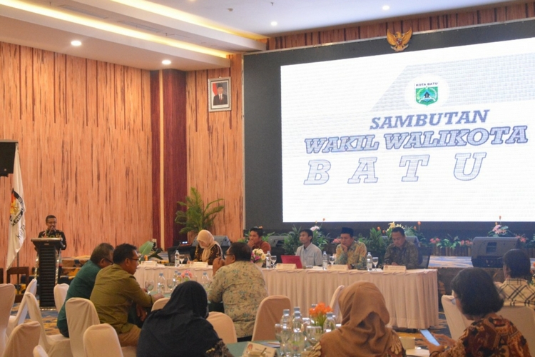 Wakil Wali Kota Batu Punjul Santoso saat memaparkan beberapa poin dalam Evaluasi Pencalonan Anggota DPRD Kota Batu pada Pemiliham Umum (Pemilu) 2019 di Senyum World Hotel, Kamis (19/9). (Humas for MVoice)
