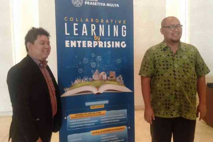Faculty Member Eko Ariawan (Sebelah kiri, Jas Hitam) dan Faculty Member Fredy Utama (Baju Batik) saat ditemui awak media. (Toski D).