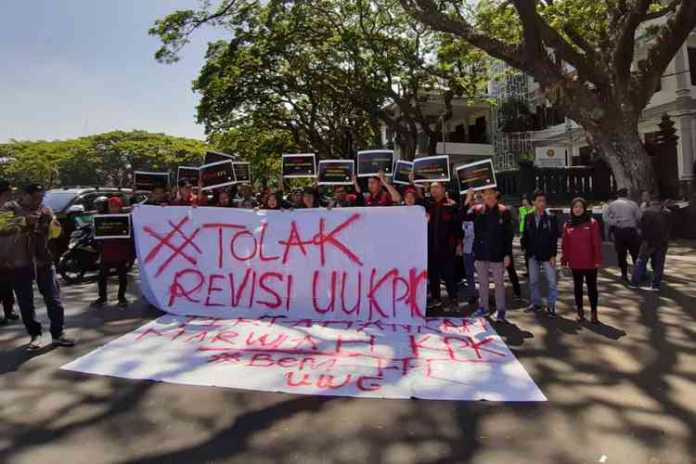 Puluhan mahasiswa demonstrasi di depan gedung DPRD Kota Malang, Kamis (12/9). (Aziz Ramadani MVoice)
