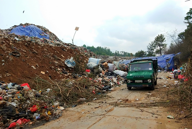 Gunungan sampah yang berada di TPA Tlekung, Kota Batu (Ayun/MVoice)