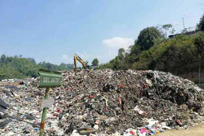 Tumpukan sampah yang ada di TPA Tlekung (Foto: Ayun/MVoice)