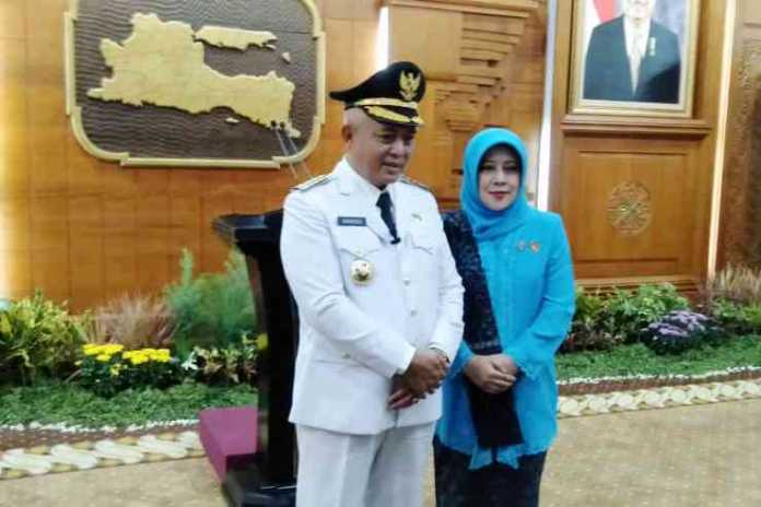 Bupati Malang Definitif HM Sanusi saat foto bersama Istri. (Toski D)