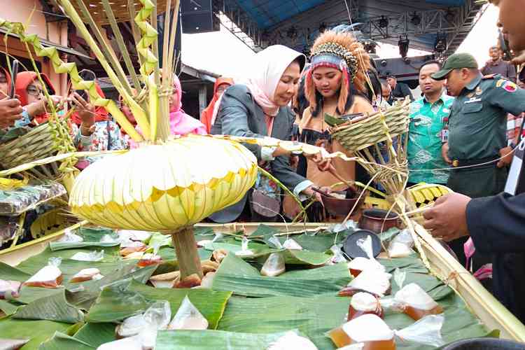 Wali Kota Batu, Dewanti Rumpoko saat menyiram juruh di Festival Serabi Suro 2019, Kamis (12/9). (Foto: Ayun/MVoice)